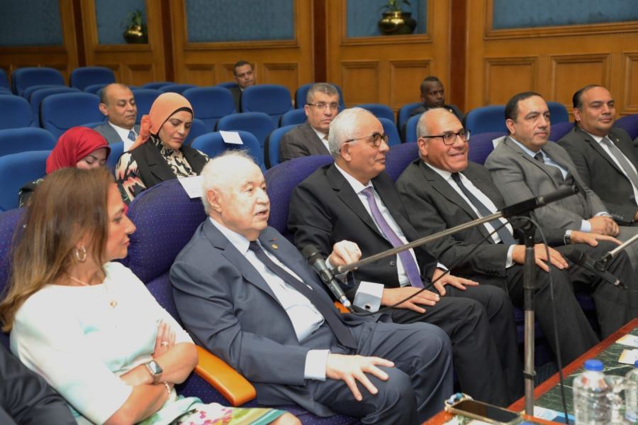 وزير التربية والتعليم المصري ورئيس الهيئة العربية للتصنيع يشهدان محاضرة للدكتور طلال أبوغزاله